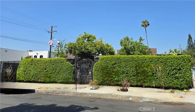 2949 S Harcourt Ave, Los Angeles, CA 90016 - exterior space with a gate