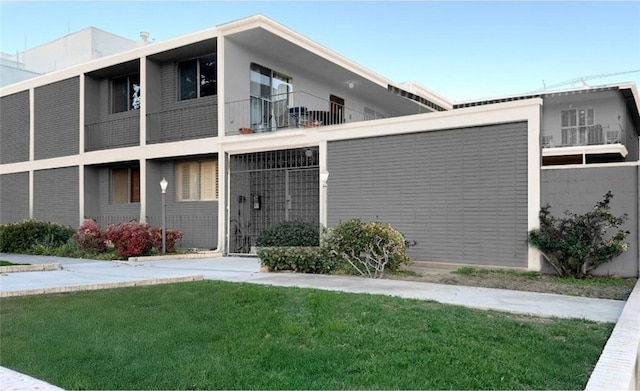 4312 Babcock Ave Unit 6, Studio City, CA 91604 - townhome / multi-family property with a front yard