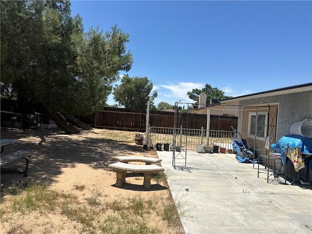 14199 Havasu Rd, Apple Valley, CA 92307 - fenced backyard featuring a patio area