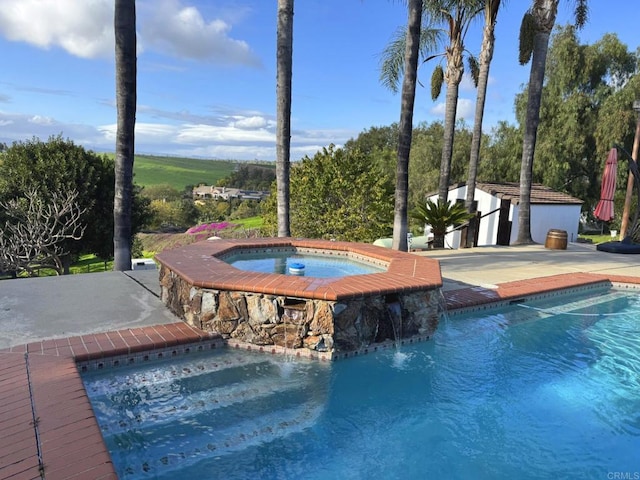1650 Winterwarm Dr, Fallbrook, CA 92028 - view of pool featuring a pool with connected hot tub, a patio area, and an outbuilding