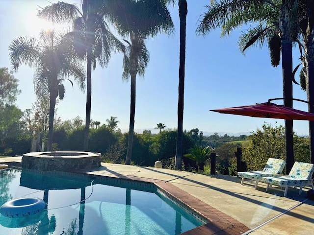 1650 Winterwarm Dr, Fallbrook, CA 92028 - view of swimming pool featuring a patio area and a pool with connected hot tub