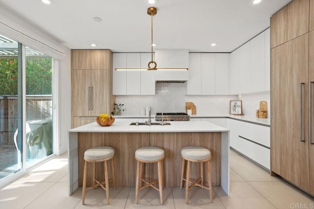 16863 Abundante St, San Diego, CA 92127 - kitchen featuring modern cabinets, a sink, light countertops, a kitchen breakfast bar, and recessed lighting