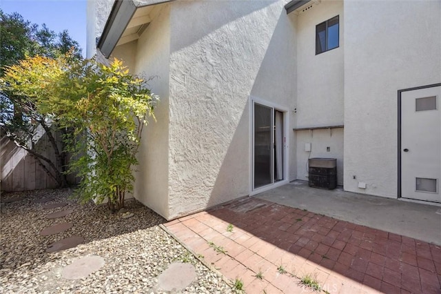 10710 El Camino Real Unit 17, Atascadero, CA 93422 - property entrance featuring stucco siding and a patio area