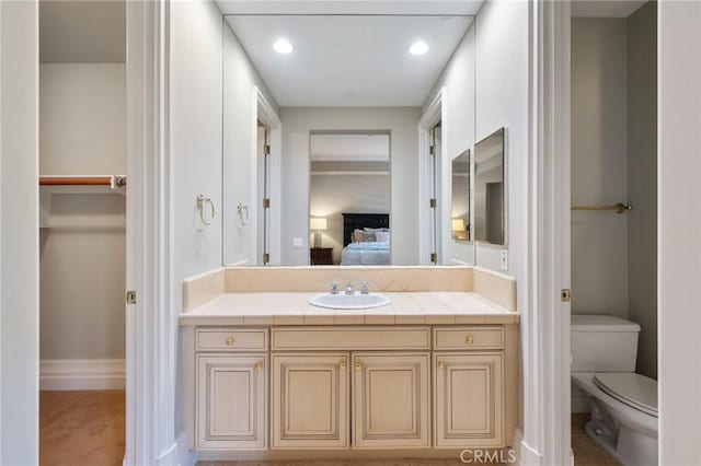 20 Via Del Cielo, Rancho Palos Verdes, CA 90275 - ensuite bathroom featuring vanity, toilet, baseboards, and recessed lighting