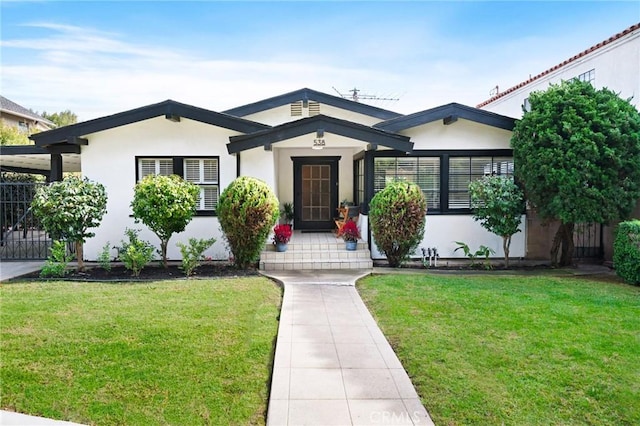 538 Palisades Ave, Santa Monica, CA 90402 - bungalow-style house featuring stucco siding and a front yard