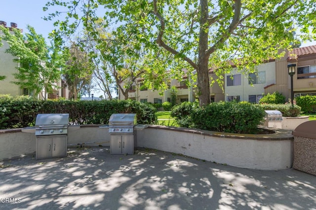 1772 Sinaloa Rd Unit 290, Simi Valley, CA 93065 - view of patio featuring an outdoor kitchen
