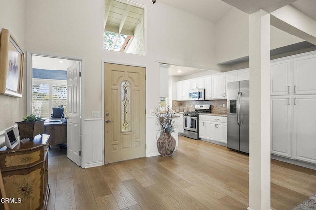 2036 Birchdale Ct, Thousand Oaks, CA 91362 - foyer featuring light wood-style floors and a towering ceiling