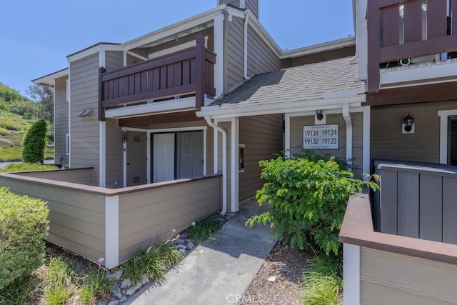 19134 Alamo Ln Unit 162, Yorba Linda, CA 92886 - entrance to property featuring a balcony and roof with shingles