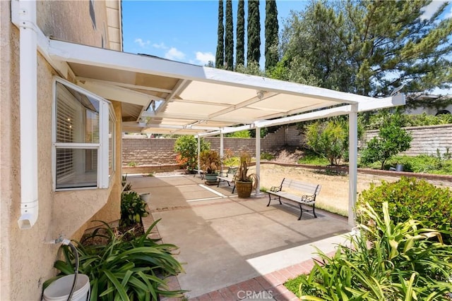21965 Jeffers Ln, Saugus, CA 91350 - fenced backyard with a patio area