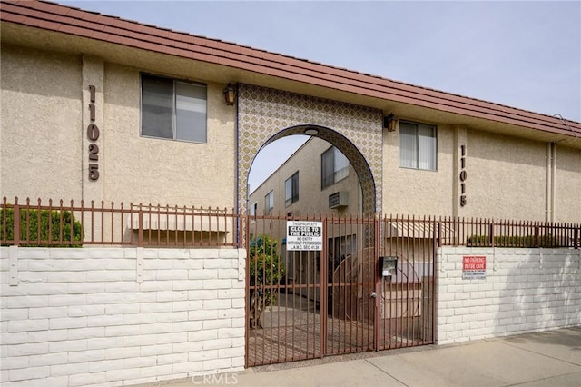 11025 Kittridge St Unit 128, North Hollywood, CA 91606 - view of property with a fenced front yard