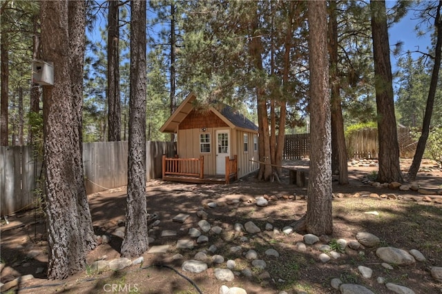 531 Killington Way, Big Bear Lake, CA 92315 - view of yard featuring an outdoor structure and a deck