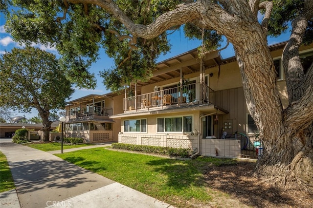 13400 Del Monte Unit 1M, Seal Beach, CA 90740 - view of property with stucco siding, a front yard, and a balcony