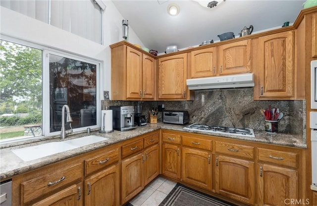 9979 Timbermist Ct, Rancho Cucamonga, CA 91737 - kitchen with under cabinet range hood, a sink, white gas cooktop, decorative backsplash, and vaulted ceiling