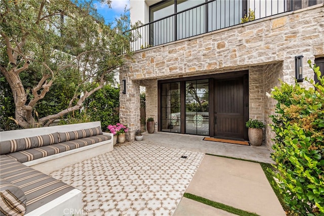 213 Avenida Princesa, San Clemente, CA 92672 - entrance to property with stone siding and a balcony