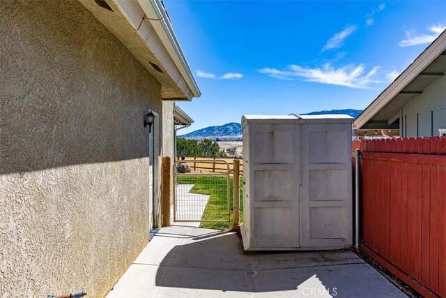 22104 Mccarthy Dr, Tehachapi, CA 93561 - gate with a mountain view