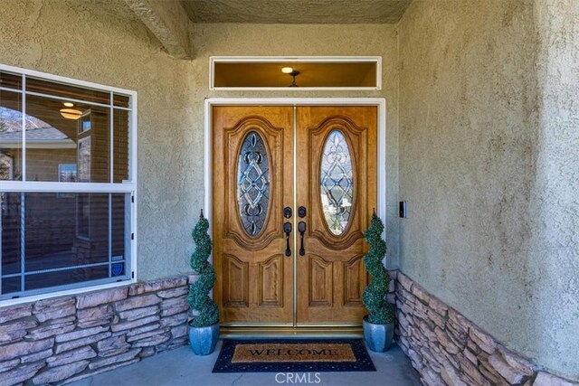 22104 Mccarthy Dr, Tehachapi, CA 93561 - entrance to property with stucco siding, stone siding, and a porch