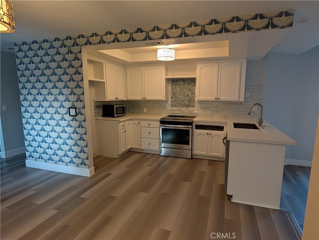 23040 Giant Fir Pl, Canyon Lake, CA 92587 - kitchen with stainless steel appliances, a sink, light countertops, baseboards, and a peninsula