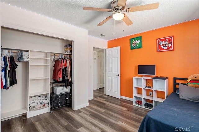 24438 Sage Ave, Boron, CA 93516 - bedroom featuring wood finished floors, a textured ceiling, a closet, baseboards, and ceiling fan