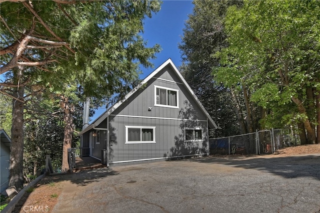 197 Weisshorn Dr, Crestline, CA 92325 - view of front of property featuring asphalt driveway