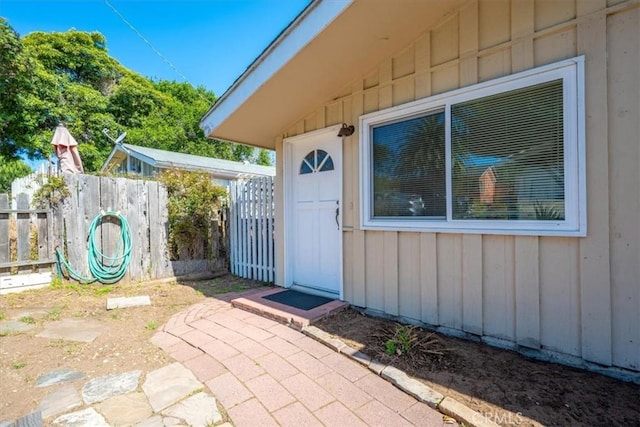 508 Woodland Dr, Los Osos, CA 93402 - entrance to property featuring board and batten siding