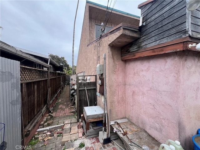 1139 Cabrillo Ave, Venice, CA 90291 - view of side of home with stucco siding