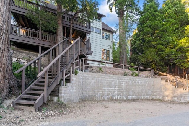 217 Crest Cir, Lake Arrowhead, CA 92352 - back of property with stairs