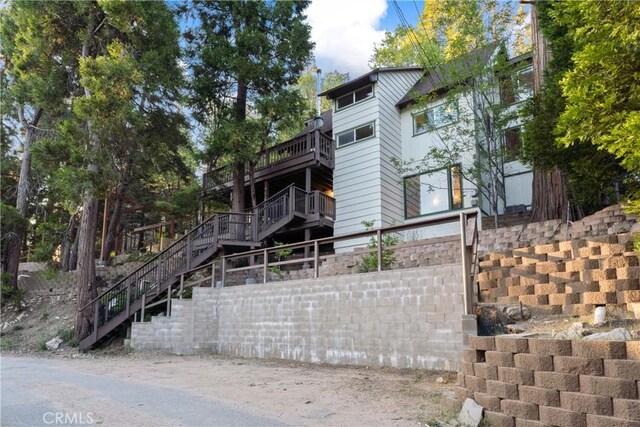 217 Crest Cir, Lake Arrowhead, CA 92352 - back of property with stairway