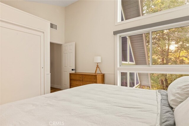 217 Crest Cir, Lake Arrowhead, CA 92352 - bedroom with a towering ceiling