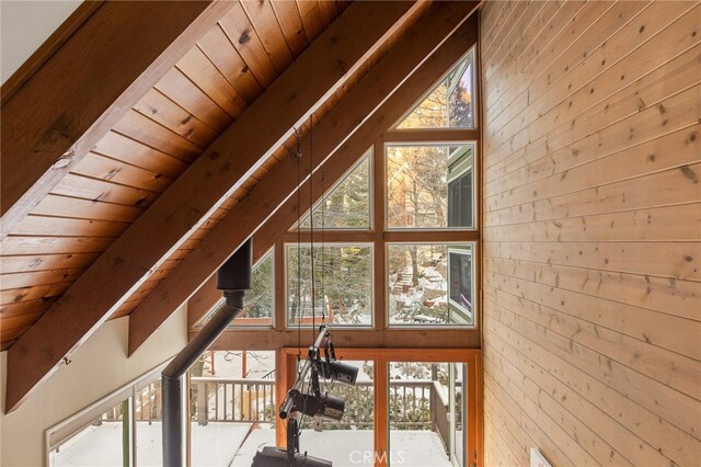 217 Crest Cir, Lake Arrowhead, CA 92352 - detailed view of wooden walls