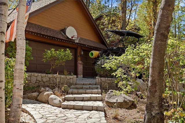 951 Osprey Ln, Lake Arrowhead, CA 92352 - doorway to property featuring roof with shingles and a garage