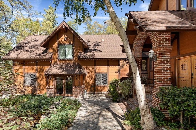 951 Osprey Ln, Lake Arrowhead, CA 92352 - view of front of house featuring roof with shingles and brick siding