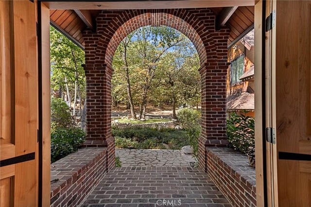 951 Osprey Ln, Lake Arrowhead, CA 92352 - entryway featuring brick flooring