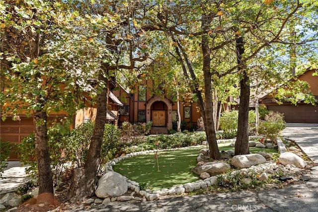 951 Osprey Ln, Lake Arrowhead, CA 92352 - view of front facade with a putting area, a garage, and driveway