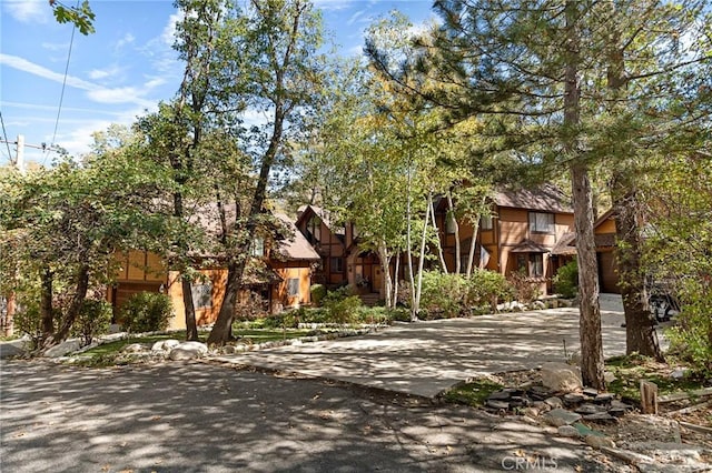 951 Osprey Ln, Lake Arrowhead, CA 92352 - view of front of house featuring driveway and stucco siding