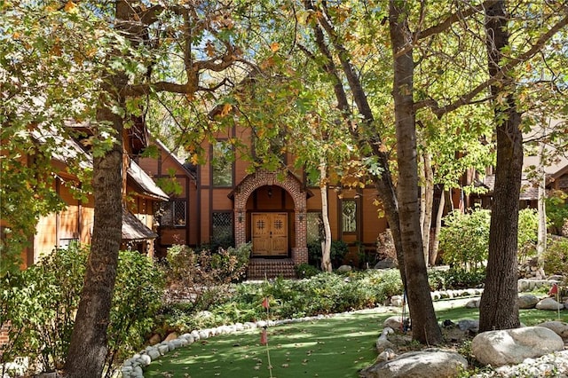 951 Osprey Ln, Lake Arrowhead, CA 92352 - view of front facade with brick siding and a putting area