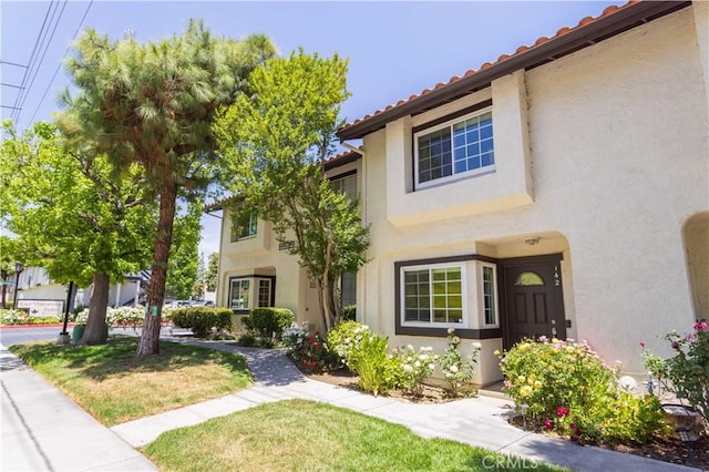 5538 Las Virgenes Rd Unit 142, Calabasas, CA 91302 - view of front of home featuring stucco siding, a tile roof, and a front yard