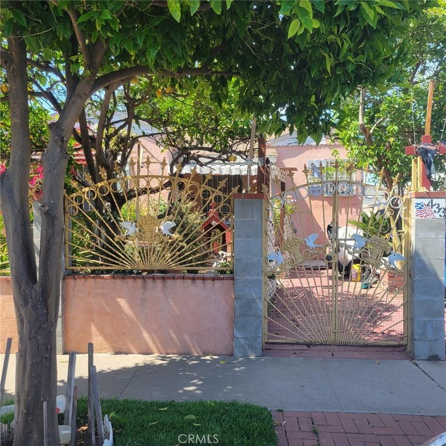 433 E 74th St, Los Angeles, CA 90003 - view of gate