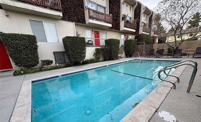 4660 Coldwater Canyon Ave Unit 4, Studio City, CA 91604 - community pool with a patio