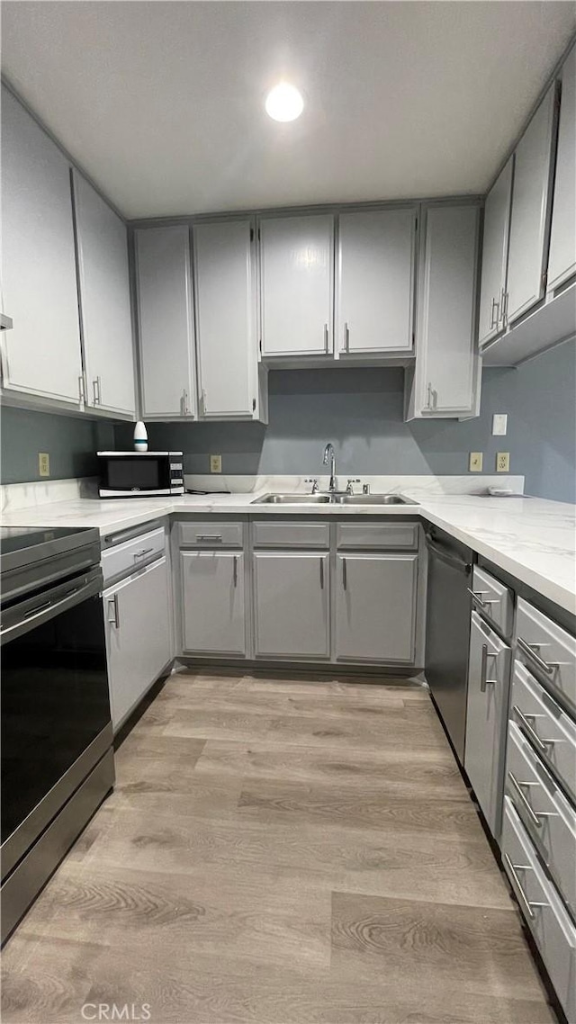 6815 Remmet Ave Unit 219, Canoga Park, CA 91303 - kitchen featuring stainless steel appliances, light wood-style flooring, gray cabinets, and recessed lighting