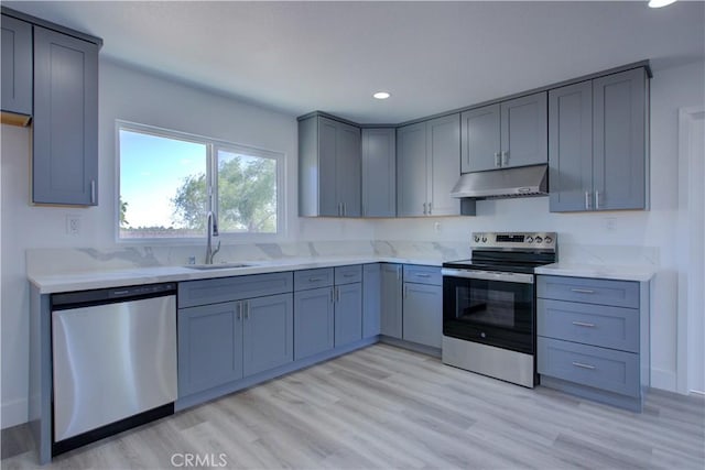 12337 W Main St, Turlock, CA 95380 - kitchen featuring stainless steel appliances, under cabinet range hood, a sink, light wood-type flooring, and recessed lighting