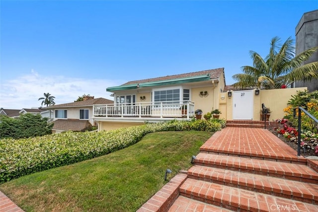 27 S La Senda Dr, Laguna Beach, CA 92651 - view of front of home featuring stucco siding and a front lawn