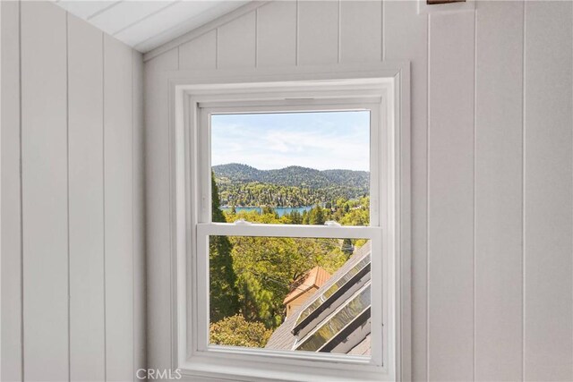 28720 Zion Dr, Lake Arrowhead, CA 92352 - detailed view of a decorative wall
