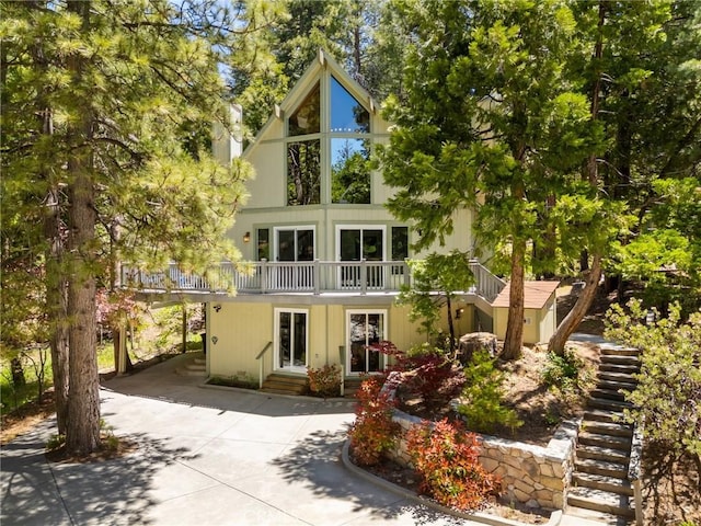 635 Grass Valley Rd, Lake Arrowhead, CA 92352 - back of house with stairs and a balcony