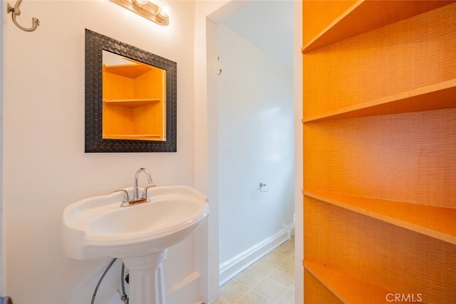 10404 Jardine Ave, Sunland, CA 91040 - bathroom featuring baseboards