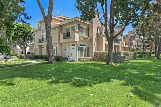 7254 Shoreline Dr Unit 131, San Diego, CA 92122 - view of property featuring stucco siding, a front yard, and a residential view