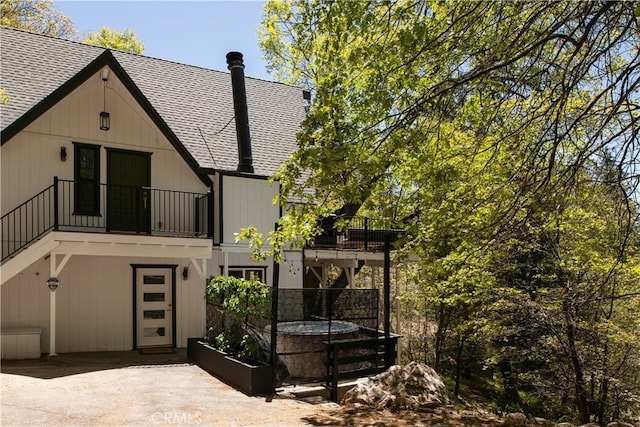 27663 N Bay Rd, Lake Arrowhead, CA 92352 - view of front facade with a balcony and roof with shingles