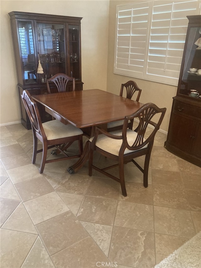 32295 Via Arias, Temecula, CA 92592 - dining room with baseboards