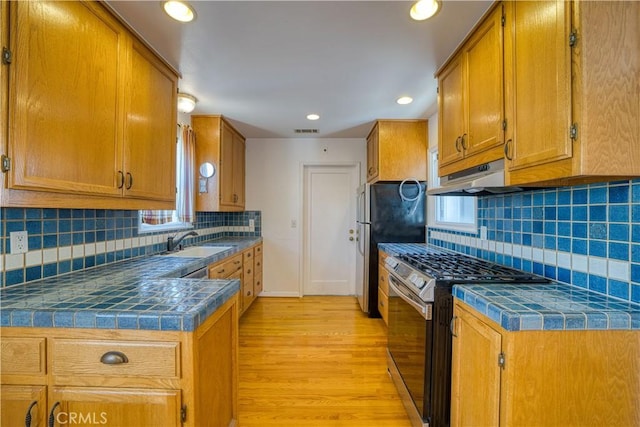 273 Almond St, San Luis Obispo, CA 93405 - kitchen with gas stove, a sink, light wood-style flooring, backsplash, and recessed lighting