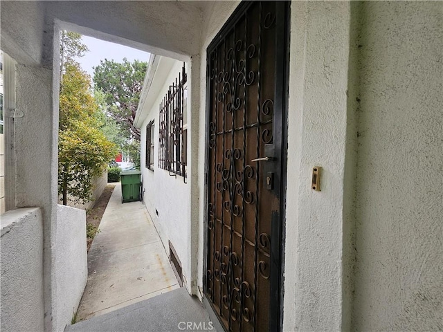 549 San Juan Ave, Venice, CA 90291 - entrance to property with stucco siding