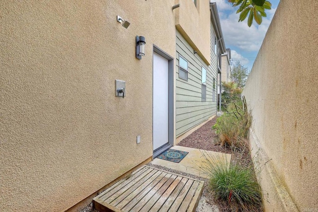 295 Chinquapin Ave, Carlsbad, CA 92008 - entrance to property with stucco siding